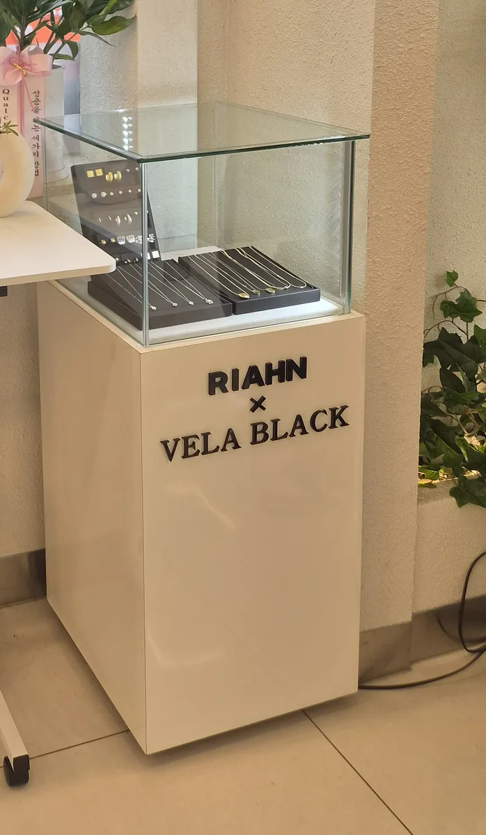 리안헤어 압구정로데오역점 창가 쪽 RIAHN × VELA BLACK 진열장
